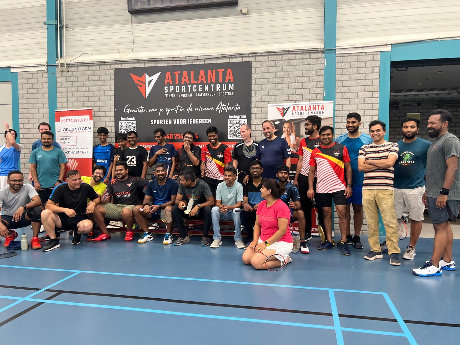 VBSC-volwassenen samen op de badmintonbaan bij Atalanta Sportcentrum